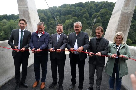 Prerez traku na odprtju novega mostu